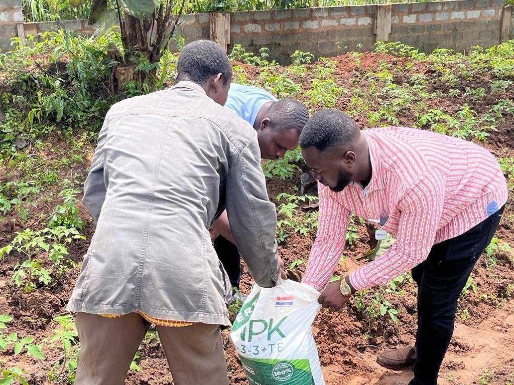 Forte team applying fertiliser in the field